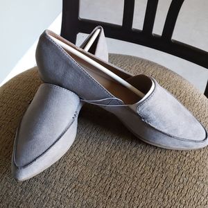 Shoe - Gray pointy toe loafer